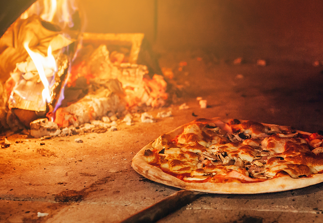 Pizza da Paizzani assada no forno a lenha